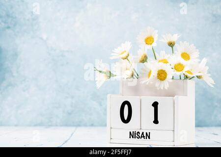Calendario cubo bianco per aprile decorato con fiori margherita in Turco con spazio di copia Foto Stock