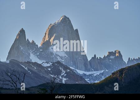 Il Monte Fitzroy è un'alta e caratteristica vetta montana nell'Argentina meridionale, Patagonia, in Sud America e una popolare destinazione di viaggio per escursioni a piedi Foto Stock