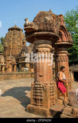 Bhubaneswar, India - 2021 febbraio: Un uomo va a fare un'offerta al tempio Mukteshwar il 9 febbraio 2021 a Bhubaneswar, Odisha, India. Foto Stock