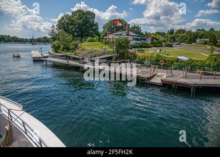 Gananoque parco e molo sul fiume St Lawrence, sede delle Thousand Islands a Kingston, Ontario, Canada Foto Stock