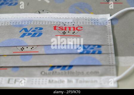 Taoyuan, Taiwan. 24 Marzo 2021. Una maschera facciale personalizzata TSMC (Taiwan Semiconductor Manufacturing Company) mostrata nella fabbrica di maschere protettive Easy Field Corporation (EFC) a Taoyuan. Credit: SOPA Images Limited/Alamy Live News Foto Stock