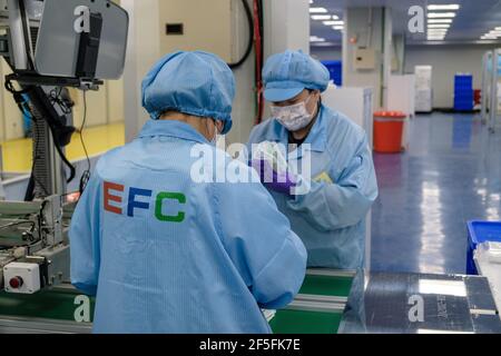 Taoyuan, Taiwan. 24 Marzo 2021. Gli operatori smistano le maschere nella fabbrica di maschere protettive Easy Field Corporation (EFC) a Taoyuan. Credit: SOPA Images Limited/Alamy Live News Foto Stock