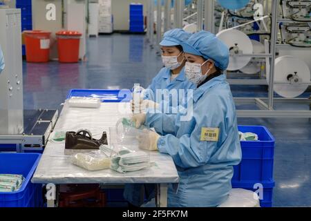 Taoyuan, Taiwan. 24 Marzo 2021. Gli operatori smistano le maschere nella fabbrica di maschere protettive Easy Field Corporation (EFC) a Taoyuan. Credit: SOPA Images Limited/Alamy Live News Foto Stock