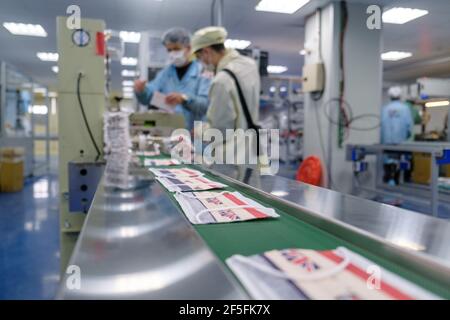 Taoyuan, Taiwan. 24 Marzo 2021. Linea di produzione maschere nello stabilimento di maschere protettive Easy Field Corporation (EFC) di Taoyuan. Credit: SOPA Images Limited/Alamy Live News Foto Stock