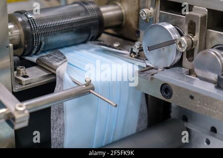 Taoyuan, Taiwan. 24 Marzo 2021. Linea di produzione maschere nello stabilimento di maschere protettive Easy Field Corporation (EFC) di Taoyuan. Credit: SOPA Images Limited/Alamy Live News Foto Stock