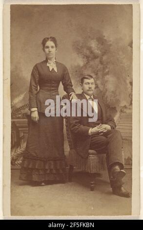 Coppia non identificata: Donna in piedi con un uomo con baffi seduti. Frank Place (americano, attivo dal 1880 al 1900) Foto Stock