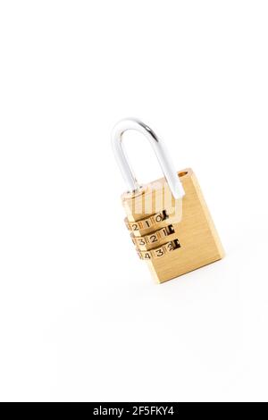 Lucchetto aperto in ottone isolato su sfondo bianco. Orientamento verticale. Foto Stock