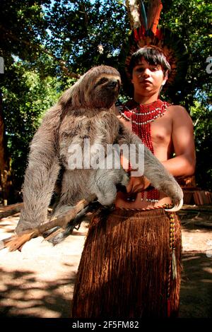 porto Seguro, bahia / brasile - 14 aprile 2009: Sloth e il suo bambino sono visti con pataxo villaggio indiano Jaqueira nella città di Porto Seguro. *** Loc Foto Stock