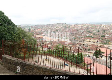 Veduta aerea di Abeokuta dalla cima della montagna di Olumo, Abeokuta, Ogun state, Nigeria. Foto Stock