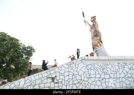 Vista laterale della statua liberty di Moremi Ajasoro, Ile-Ife, Osun state, Nigeria. Foto Stock