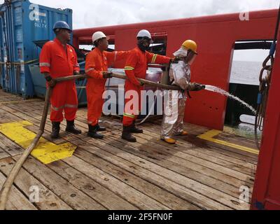 la gente di mare ha effettuato un'esercitazione antincendio mensile sul ponte, per rinfrescare la formazione e testare tutte le pompe antincendio di emergenza e le manichette antincendio Foto Stock