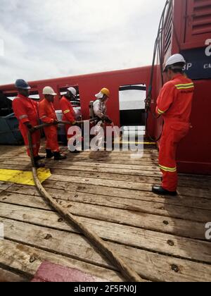 la gente di mare ha effettuato un'esercitazione antincendio mensile sul ponte, per rinfrescare la formazione e testare tutte le pompe antincendio di emergenza e le manichette antincendio Foto Stock