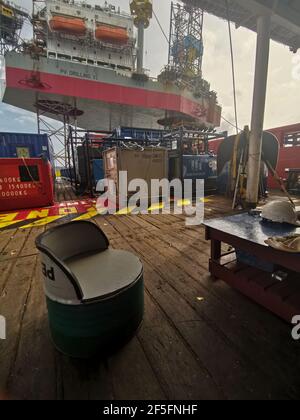 la nave di rifornimento offshore si avvicina lentamente alla macchina petrolifera durante la zona di 500 metri alla macchina petrolifera per la fornitura di carichi Foto Stock