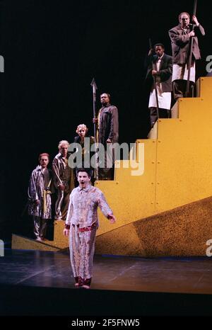 Anteriore: Bonaventura Bottone (Loge) con posteriore, l-r: Gerard Quinn (Donner), Justin Lavender (Froh), Felicity Palmer (Fricke), Willard White (Wotan), Curtis Watson (Fasolt), Oddbjorn Tennfjord (Fafner) in DAS RHEINGOLD di Wagner al Theatre Royal, Glasgow 27/01/1989 un direttore di produzione dell'Opera scozzese: John Mauceri design: Nigel Lowery illuminazione: David Lovett & Nigel Lowery movimento: Matthew Hamilton & Richard Jones regista: Richard Jones Foto Stock