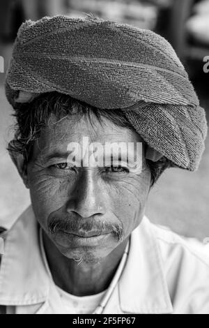 Un ritratto di un uomo dalla pa'o minoranza etnica, Nyaung Shwe, Stato Shan, Myanmar Foto Stock