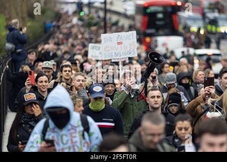 Anti-lockdown e anti Covid-19 vaccinazione protesta, Londra, 20 marzo 2021. Manifestanti in marcia. Foto Stock
