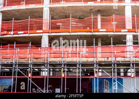 Londra UK, marzo 26 2021, nuovo sviluppo di appartamenti cantiere senza persone Foto Stock