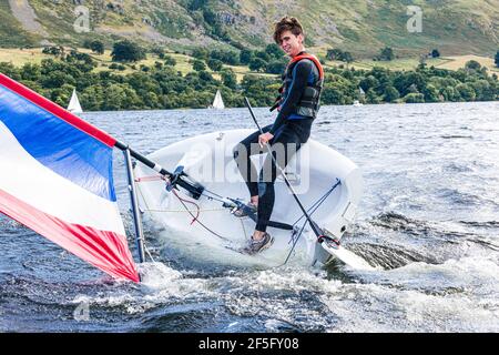 The English Lake District - Sailing on Ullswater, Cumbria UK - UN giovane nel processo di ridimensionamento di un gommone Foto Stock