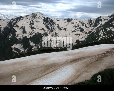 Campo di neve sulla strada per i laghi di Koruldi vicino a Mestia Georgia Foto Stock