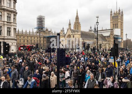 Anti-lockdown e anti Covid-19 vaccinazione protesta, Parliament Square, Londra, 20 marzo 2021. Folla di manifestanti in marcia. Foto Stock