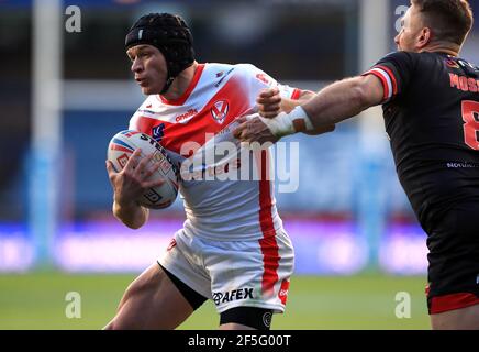 St Helens' Jonny Lomax (a sinistra) e Salford Red Devils' Lee Mossop durante la Betfred Super League allo Stadio Emerald Headingley di Leeds. Data immagine: Venerdì 26 marzo 2021. Foto Stock