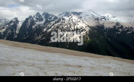 Campo di neve sulla strada per i laghi di Koruldi vicino a Mestia Georgia Foto Stock