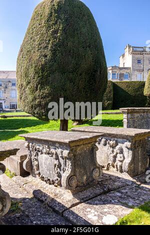 Tombe in pietra intagliata sul cimitero della chiesa di St Marys nel villaggio di Cotswold di Painswick, Gloucestershire UK Foto Stock