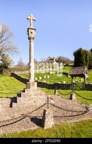 Il memoriale di guerra e la porta di lych al cantiere nel villaggio di Cotswold di Sheepscombe, Gloucestershire UK Foto Stock