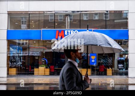 Londra UK, marzo 26 2021, High Street Branch di Metro Bank in UN giorno di pioggia bagnata Foto Stock