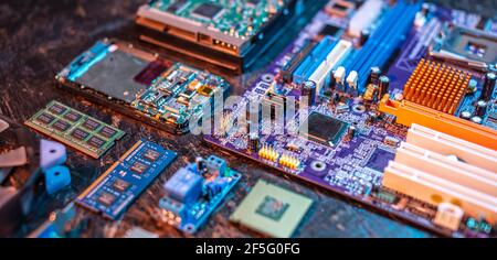 La configurazione hardware del computer è disposta su uno sfondo scuro. Il concetto di una moderna tecnologia digitale allo stato solido Foto Stock