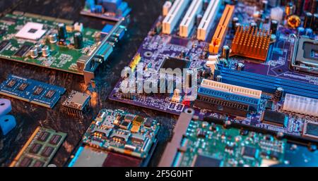 La configurazione hardware del computer è disposta su uno sfondo scuro. Il concetto di una moderna tecnologia digitale allo stato solido Foto Stock