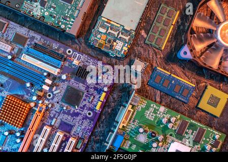 La configurazione hardware del computer è disposta su uno sfondo scuro. Il concetto di una moderna tecnologia digitale allo stato solido Foto Stock