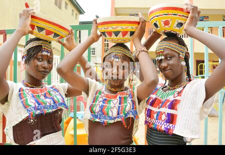 Ragazze nigeriane che presentano il costume tradizionale di Hausa/Fulani durante la loro Giornata Culturale, Lagos, Nigeria. Foto Stock