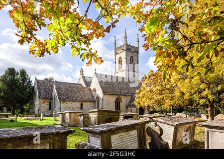 Autunno nel Cotswolds - la chiesa parrocchiale di Upton St Leonards, Gloucestershire UK Foto Stock