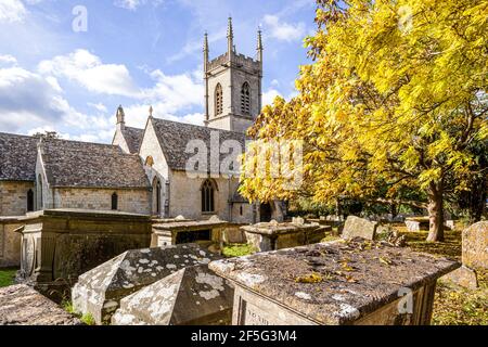 Autunno nel Cotswolds - la chiesa parrocchiale di Upton St Leonards, Gloucestershire UK Foto Stock