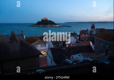 Vista del Monte di San Michele al tramonto, guardando da Marazion, Cornovaglia, Inghilterra Foto Stock