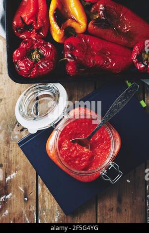 Salsa appena fatta, antipasto ajvar con peperone arrosto e aglio. Foto Stock