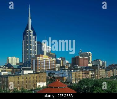 2003 CENTRO STORICO SKYLINE RIVERFRONT PARK NASHVILLE TENNESSEE STATI UNITI Foto Stock