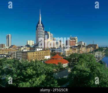 2003 CENTRO STORICO SKYLINE RIVERFRONT PARK NASHVILLE TENNESSEE STATI UNITI Foto Stock