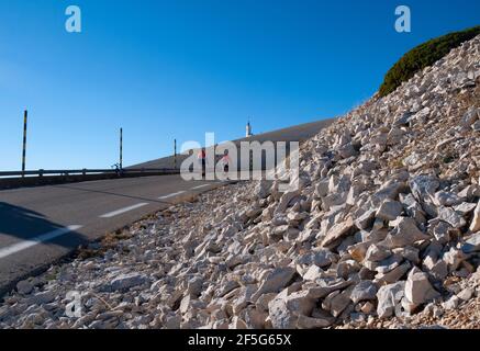 I ciclisti si dirigono verso la cima del Mont Ventoux sul lato meridionale del Bédoin. Vaucluse, Provenza, Francia Foto Stock