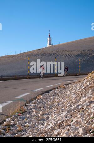 I ciclisti si dirigono verso la cima del Mont Ventoux sul lato meridionale del Bédoin. Vaucluse, Provenza, Francia Foto Stock