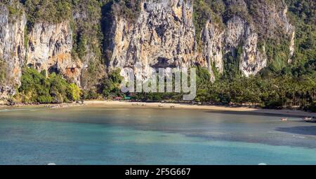 Paesaggio carsico calcareo Railay spiaggia natura paesaggio. Paese Scenic Image Turismo Krabi e Ao Nang in Thailandia. Bella natura paesaggio backgro Foto Stock