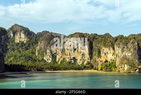 Paesaggio carsico calcareo Railay spiaggia natura paesaggio. Paese Scenic Image Turismo Krabi e Ao Nang in Thailandia. Bella natura paesaggio backgro Foto Stock