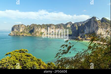 Paesaggio carsico calcareo Railay spiaggia natura paesaggio. Paese Scenic Image Turismo Krabi e Ao Nang in Thailandia. Bella natura paesaggio backgro Foto Stock