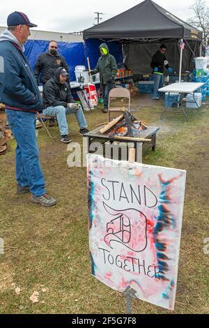 Redford Township, Michigan, Stati Uniti. 26 Marzo 2021. Lavoratori e sostenitori sulla linea picket durante uno sciopero al 7-Up Distribution Center a Surburban Detroit. La struttura è di proprietà di Keurig Dr. Pepper. I membri di Teamsters Local 337 stanno cercando di porre fine a un sistema retributore a due livelli che, a loro parere, si rivolge ingiustamente ai lavoratori neri. Credit: Jim West/Alamy Live News Foto Stock