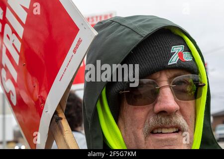 Redford Township, Michigan, Stati Uniti. 26 Marzo 2021. Lavoratori e sostenitori sulla linea picket durante uno sciopero al 7-Up Distribution Center a Surburban Detroit. La struttura è di proprietà di Keurig Dr. Pepper. I membri di Teamsters Local 337 stanno cercando di porre fine a un sistema retributore a due livelli che, a loro parere, si rivolge ingiustamente ai lavoratori neri. Credit: Jim West/Alamy Live News Foto Stock