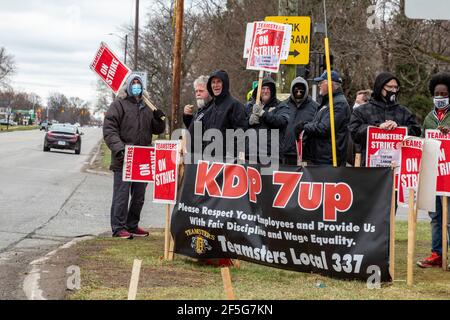 Redford Township, Michigan, Stati Uniti. 26 Marzo 2021. Lavoratori e sostenitori sulla linea picket durante uno sciopero al 7-Up Distribution Center a Surburban Detroit. La struttura è di proprietà di Keurig Dr. Pepper. I membri di Teamsters Local 337 stanno cercando di porre fine a un sistema retributore a due livelli che, a loro parere, si rivolge ingiustamente ai lavoratori neri. Credit: Jim West/Alamy Live News Foto Stock