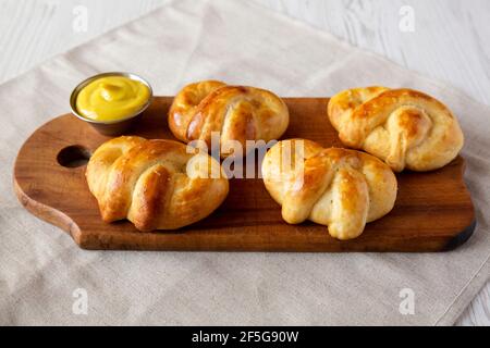 Soft Pretzel di base fatti in casa con senape, vista laterale. Foto Stock