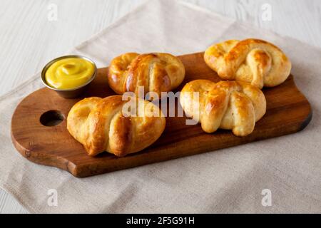 Soft Pretzel di base fatti in casa con senape, vista ad angolo basso. Foto Stock