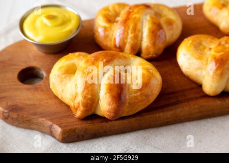 Soft Pretzel di base fatti in casa con senape, vista laterale. Primo piano. Foto Stock